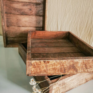 Plateau en bois foncé