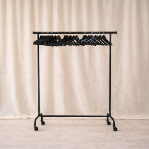 Portant vêtement noir mat + 30 cintres noirs en bois